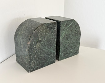 Vintage Massivstein Buchstützen, Bücherregal Styling, grün marmoriert gemasertes Steinregal Wohnkultur, Art Deco Modernist MCM Marmor gewölbte Form