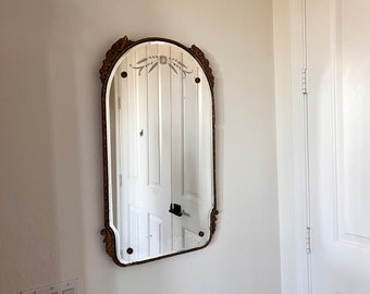 Antiker französischer gewölbter Spiegel aus vergoldetem Holz, abgeschrägter, geätzter Spiegel mit zarten Blumendetails, schöne Patina aus dem Alter, Kosmetikspiegel im Pariser Dekor