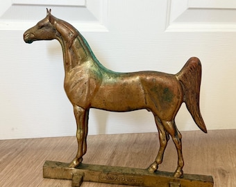 Batente de porta de latão de 1938, 11,75&quot; dourado, Kings Genius Calvin Roy Kinsler, grande batente de porta vintage, decoração de cavalo equestre, porta de cavalo dourada