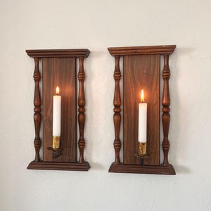 Par de candelabros de pared de madera vintage de los años 70, candelabro de pared MCM, candelabro dorado de mediados de siglo, candelabro vintage de un solo brazo de latón