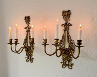 Par de apliques de pared franceses de 3 brazos de la década de 1940, apliques de pared vintage de latón macizo con diseño floral dorado, candelabros florales parisinos europeos.