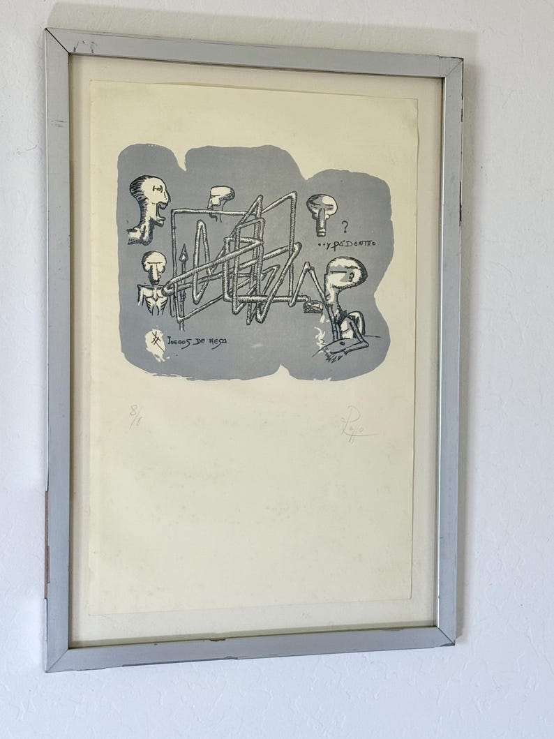 K&ouml;nnte beinhalten: Ein gerahmter Druck mit einer grauen zentralen Form, die schwarze Strichzeichnungen von vier stilisierten Figuren und ein komplexes R&ouml;hrennetzwerk enth&auml;lt. Der Text lautet "Juegos de mesa" und "...y por dentro". Nummeriert 8/15 und signiert.
