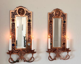 Rare paire d'appliques murales anciennes en cuivre orné de pierres précieuses, avec miroir et double bras, pour bougies coniques suspendues. Ensemble ancien de 2 appliques vintage.