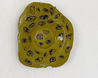 Plato pintado a mano con motivo de ojo, plato colgante de pared, cerámica, decoración del hogar, arte mural surrealista contemporáneo, gancho pequeño incluido, color verde.