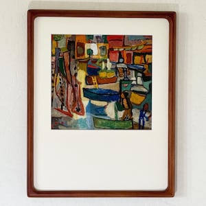 Può includere: Un dipinto incorniciato raffigurante una scena portuale colorata con diverse barche nei toni del blu, giallo e verde. La composizione include forme astratte, una piccola scala gialla e pennellate strutturate all'interno di una cornice in legno scuro.