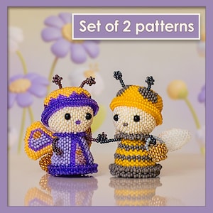 Può includere: L'immagine presenta due figurine di perline, una farfalla e un'ape. La farfalla è viola e gialla, mentre l'ape è gialla e nera. Il testo "Set of 2 patterns" è visualizzato in alto. Le figurine sono su uno sfondo floreale.