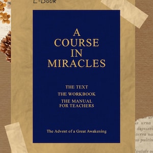 Op de afbeelding: Een blauwe boekomslag met de titel "A Course in Miracles" en de ondertitel "The Text, The Workbook, The Manual for Teachers. The Advent of a Great Awakening."