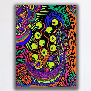 Puede incluir: Una vibrante impresión artística psicodélica con un diseño surrealista en colores neón. La obra de arte incluye ojos estilizados, formas orgánicas y un fondo negro. La impresión se muestra en una pared blanca sobre un sofá gris con cojines coloridos.