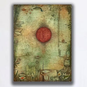 Könnte beinhalten: Abstrakter Kunstdruck mit einem zentralen roten Kreis auf einem strukturierten, gealterten Hintergrund in Grün- und Brauntönen. Das Kunstwerk hat eine Vintage-Ästhetik mit subtilen Details und einer rechteckigen Form. Es wird über einem weißen Sofa ausgestellt.