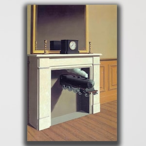 Puede incluir: Una impresión enmarcada de una pintura que representa una repisa de chimenea blanca con un reloj negro encima y una locomotora de vapor negra emergiendo del hogar. La escena se sitúa en una habitación con suelos de madera y un espejo.
