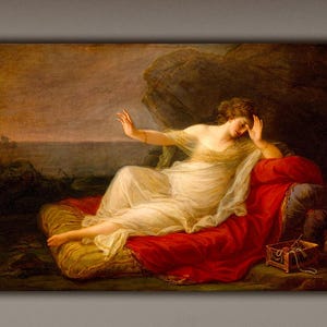 Könnte beinhalten: Eine Frau in einem weißen Kleid mit einem roten Schal, der über sie gelegt ist, liegt auf einem Kissen. Sie hält sich die Hand an die Stirn und blickt vom Betrachter weg. Die Szene spielt sich vor einer felsigen Landschaft mit einem fernen Horizont ab.