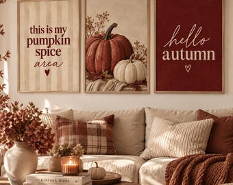 Könnte beinhalten: Drei rechteckige Wandbilder mit herbstlichen Motiven. Das linke Bild zeigt beige Streifen und den Text "this is my pumpkin spice area" mit einem Herz. Das mittlere Bild zeigt einen großen orangefarbenen Kürbis und einen kleineren weißen Kürbis. Das rechte Bild ist dunkelrot und trägt den Text "hello autumn" mit einem Herz.
