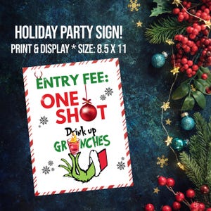 Puede incluir: Un cartel de fiesta navideña imprimible con una mano verde del Grinch sosteniendo un vaso de chupito con el texto "ENTRY FEE: ONE SHOT Drink up GROENCHES".