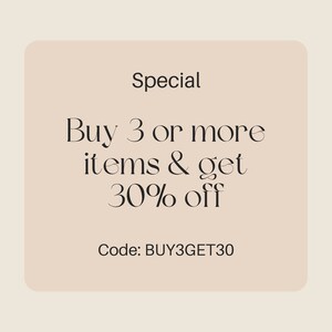 Puede incluir: Un cuadrado beige con esquinas redondeadas presenta una oferta especial: Compra 3 art&iacute;culos o m&aacute;s y obt&eacute;n un 30% de descuento. El c&oacute;digo BUY3GET30 se muestra debajo de la oferta.