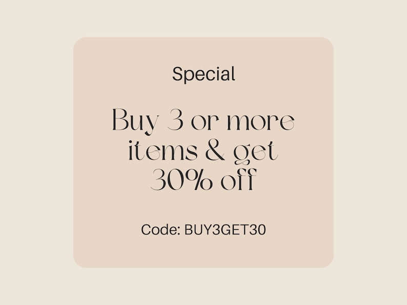 Puede incluir: Un cuadrado beige con esquinas redondeadas presenta una oferta especial: Compra 3 art&iacute;culos o m&aacute;s y obt&eacute;n un 30% de descuento. El c&oacute;digo BUY3GET30 se muestra debajo de la oferta.
