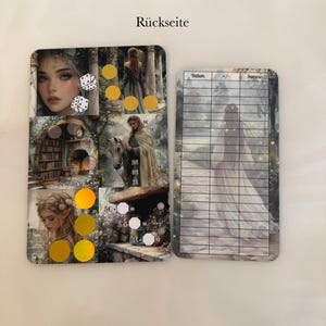 Könnte beinhalten: Zwei Fantasy-Spielkarten mit Illustrationen von Frauen, Würfeln und einem Pferd. Eine Karte hat ein Raster für Notizen, die andere das Wort "Rückseite" und goldene Kreise. Die Karten haben ein Fantasy-Thema.