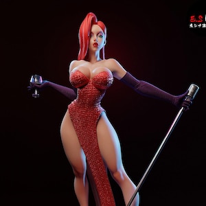 Op de afbeelding: Een gestileerd beeldje van een personage met lang rood haar in een sprankelende rode strapless jurk met een hoge split, paarse operahandschoenen en rode hoge hakken. Het figuur houdt een wijnglas en een zilveren microfoon op een standaard vast.