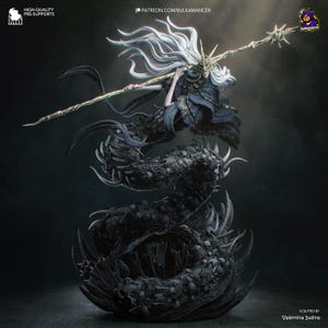 Könnte beinhalten: Eine detaillierte Fantasy-Figur mit langem weißem Haar und goldener Krone, die einen langen Speer hält. Die Figur trägt einen dunkelblauen Umhang und hat einen Unterkörper, der aus einem gewundenen, dunklen, texturierten Schlangenschwanz besteht.