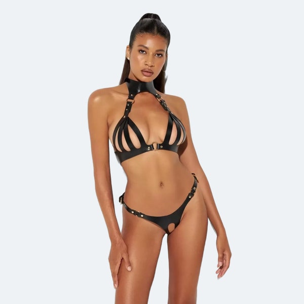 Ensemble de lingerie fantaisie en cuir séduisant : élégant soutien-gorge dos nu noir avec string en cuir à mailles ouvertes. Un charme irrésistiblement attrayant