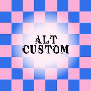 Puede incluir: Un fondo a cuadros rosa y azul con un círculo blanco en el centro. El texto "ALT CUSTOM" está en letras negras en negrita dentro del círculo.