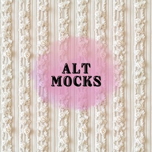 Könnte beinhalten: Weißer Stoff mit einem sich wiederholenden Muster aus weißen Blüten und Blättern. Der Stoff hat eine strukturierte, erhabene Oberfläche. Der Text "ALT MOCKS" ist in schwarzen Buchstaben auf einem rosa Kreis geschrieben.