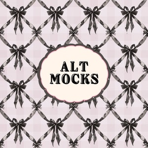 以下が含まれることがあります： ピンクと白のチェック柄の背景に、黒いリボンとリボンがダイヤモンドグリッドに配置された水彩画パターン。「ALT MOCKS」というテキストが装飾的な楕円形で表示されています。