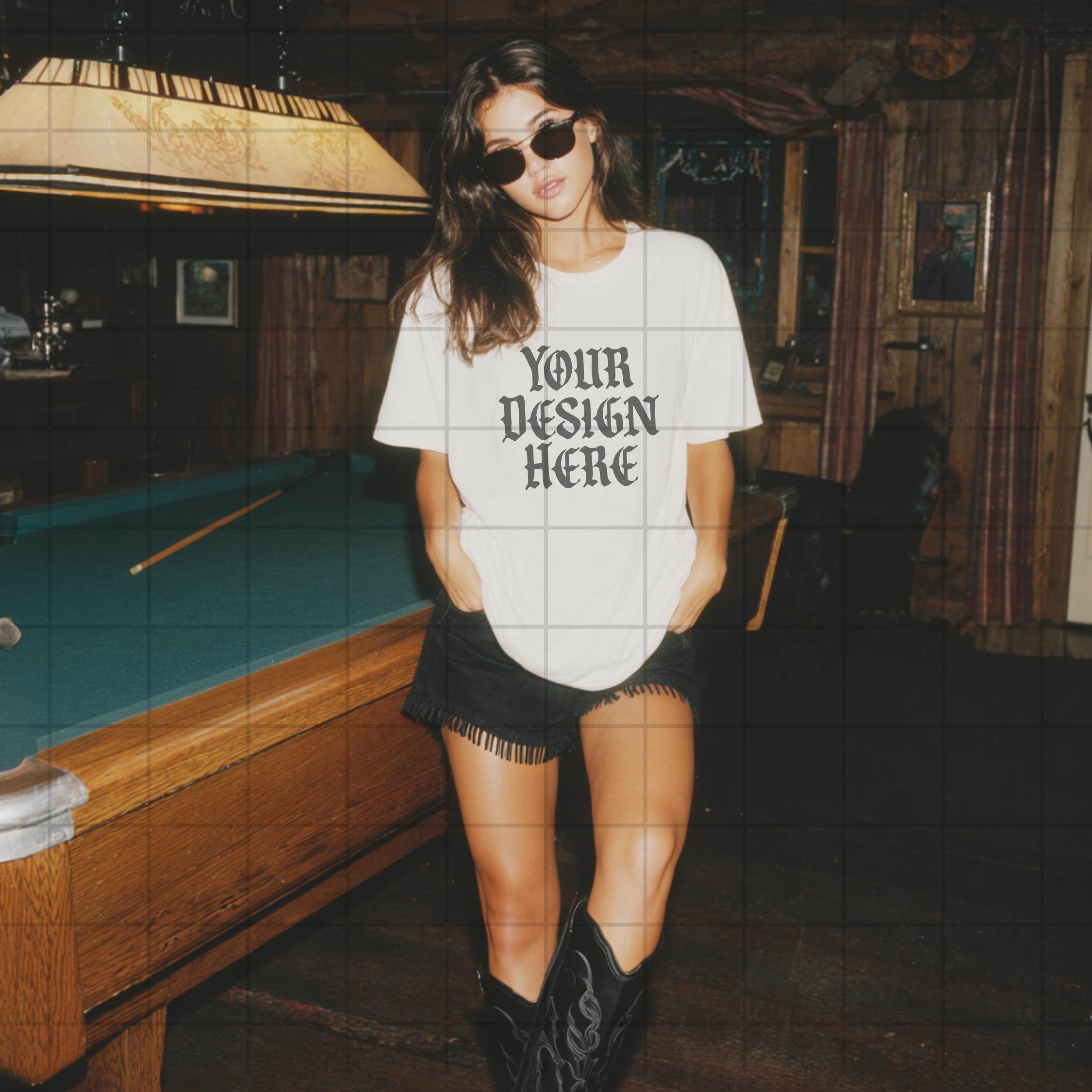Cores de conforto branco 1717 Mockup C1717 Mockup de camiseta de estilo de vida Streetwear Mockup Pinterest Mockup de influenciador estético Mockup moderno Y2K Western