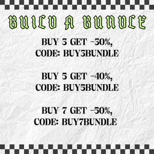 Puede incluir: Gr&aacute;fico promocional con el texto "BUILD A BUNDLE" en fuente g&oacute;tica verde. La imagen ofrece descuentos: Compra 3 y obt&eacute;n un 30% de descuento, Compra 5 y obt&eacute;n un 40% de descuento, y Compra 7 y obt&eacute;n un 50% de descuento, cada uno con un c&oacute;digo.