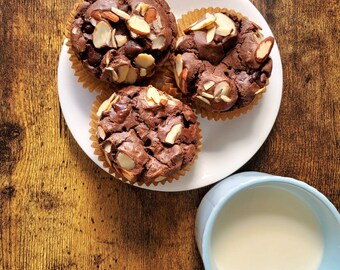 Dark Chocolate Mochi Cupcake mit Mochi-Füllung - Mandelscheibe und dunklem Schokoladen-Topping - 6er Packung