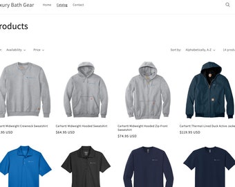 Può includere: Una selezione di felpe e giacche Carhartt in vari colori, tra cui grigio, blu e nero. Le felpe hanno un cappuccio e una chiusura con zip. La giacca è una giacca attiva in piuma d'anatra con fodera termica. Tutti gli articoli presentano il logo Carhartt.