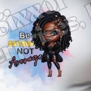 Può includere: Maglietta bianca con un'illustrazione di cartone animato di una donna nera con trecce lunghe e il testo "Be Several Not Average".