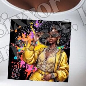 Può includere: Maglietta bianca con una stampa grafica colorata di una donna con occhiali da sole e una giacca gialla. Il testo "I'm a Queen" è visibile sulla grafica.