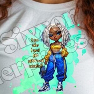 Può includere: T-shirt bianca con un'illustrazione a cartoni animati di un personaggio con i capelli grigi, che indossa un top giallo e pantaloni blu. Il testo "I am who I am! NO approval needed!" è stampato sulla maglietta.