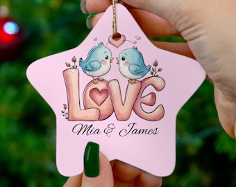 Personalisierter Weihnachtsbaumschmuck „Verliebte Vögel“ | Mit den Namen des Paares personalisiert | Ornament für Paare | Stern, Schneeflocke, Herz – Geschenk für die Freundin