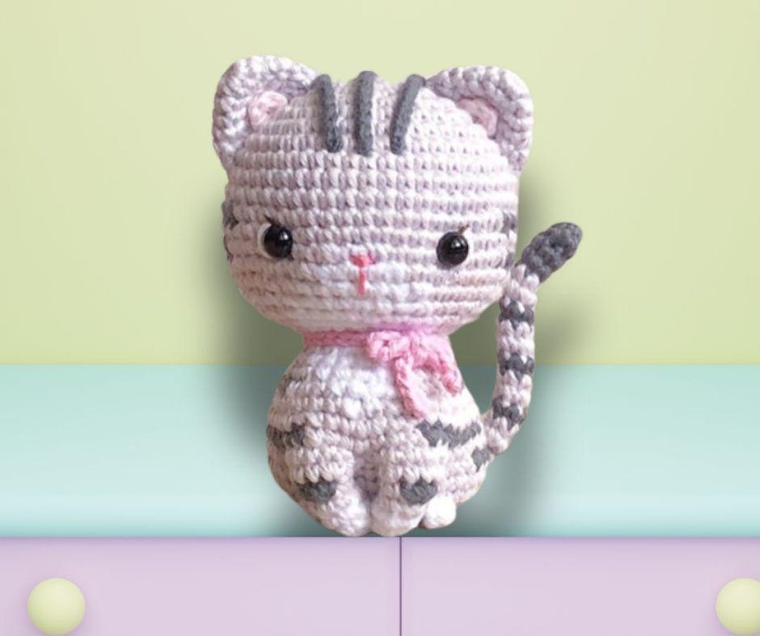 かぎ針編みの猫の手作りあみぐるみ猫のぬいぐるみかわいい灰色の猫の