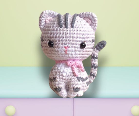 かぎ針編みの猫の手作りあみぐるみ猫のぬいぐるみかわいい灰色の猫の