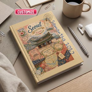 Peut inclure: Un carnet à couverture rigide beige avec une impression graphique colorée de Séoul, en Corée, incluant des illustrations du palais Gyeongbokgung, des cerisiers en fleurs, des timbres et des cartes. Le nom Samantha 2027 est écrit en bleu.