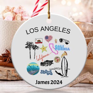 Ornamento personalizado com nome e data de Los Angeles, lembrança de férias, presente, enfeite de árvore de Natal personalizado, lembrança de viagem