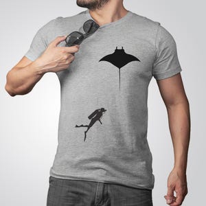 Ausgestelltes unisex T-Shirt mit Design von Jachthafen für Buceo, T-Shirt, Remera, Top, Regal für Strandamanten