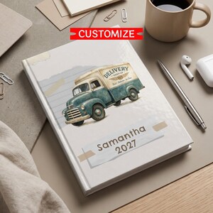 以下が含まれることがあります： DELIVERY SERVICE、Fast Reliable On Timeという文字と、Samantha 2027という名前がテープ風のアクセントと共に印刷された、ヴィンテージ調の青とクリーム色の配送トラックのイラストが描かれた白いハードカバーのノート。