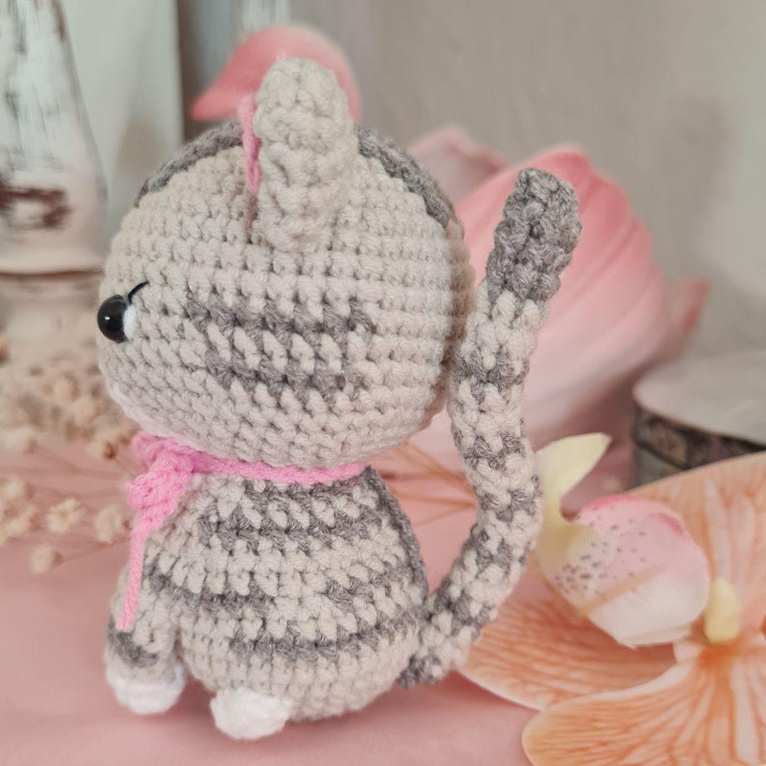 かぎ針編みの猫の手作りあみぐるみ猫のぬいぐるみかわいい灰色の猫の