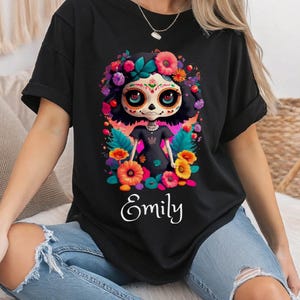 Aangepaste naam Sugar Skull T-shirt, Day of the Dead Tee, uniseks Halloween-shirt, kleurrijke bloemencadeau voor Halloween Camiseta Día de los Muertos