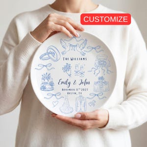 Peut inclure: Ensemble de trois tasses en céramique avec une finition mate et mouchetée. Les tasses sont de couleur crème, gris clair et gris foncé. Chaque tasse a un design simple et moderne, idéal pour le café ou le thé.