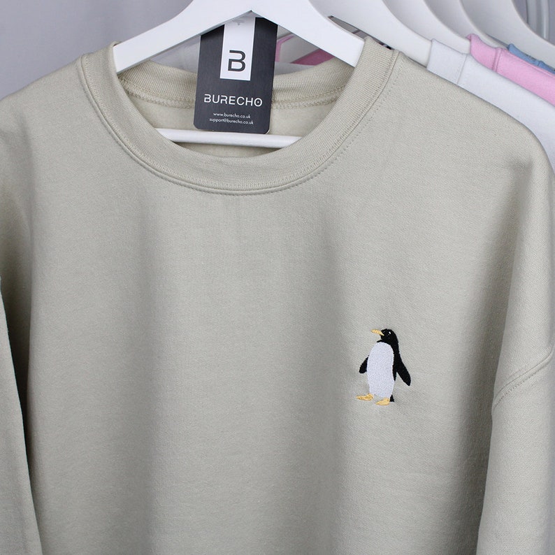 Sudadera bordada de pingüino, Sudadera de pingüino, Sudadera cómoda, Sudadera bordada, Camiseta de cuello redondo, Regalo único, Regalo de pingüino Sand