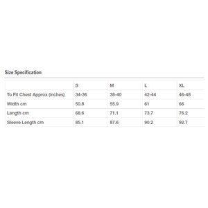 Pu&ograve; includere: Tabella delle taglie che mostra le misure in pollici e centimetri per una camicia nelle taglie S, M, L e XL. La tabella include le misure di petto, larghezza, lunghezza e lunghezza della manica.