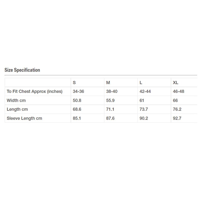 Pu&ograve; includere: Tabella delle taglie che mostra le misure in pollici e centimetri per una camicia nelle taglie S, M, L e XL. La tabella include le misure di petto, larghezza, lunghezza e lunghezza della manica.