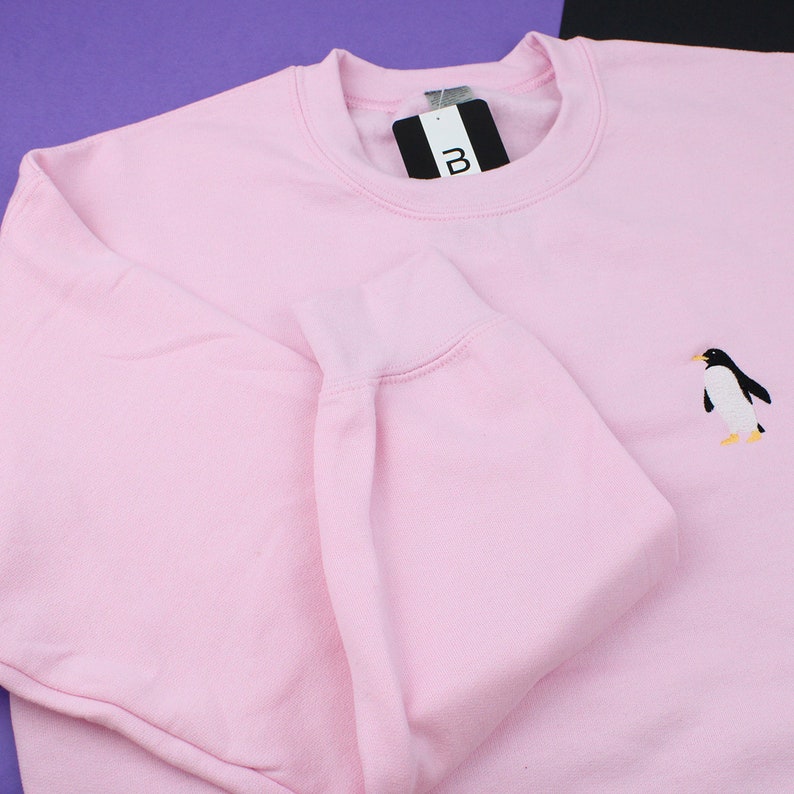 Sudadera bordada de pingüino, Sudadera de pingüino, Sudadera cómoda, Sudadera bordada, Camiseta de cuello redondo, Regalo único, Regalo de pingüino Light Pink