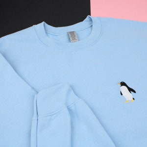 Sudadera bordada de pingüino, Sudadera de pingüino, Sudadera cómoda, Sudadera bordada, Camiseta de cuello redondo, Regalo único, Regalo de pingüino Light Blue