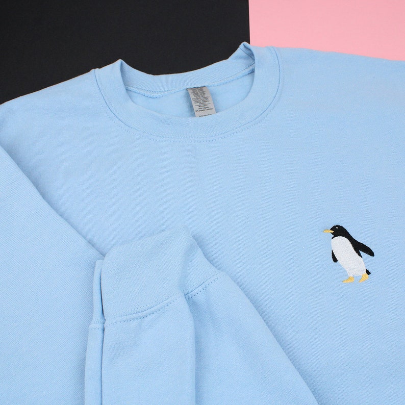 Sudadera bordada de pingüino, Sudadera de pingüino, Sudadera cómoda, Sudadera bordada, Camiseta de cuello redondo, Regalo único, Regalo de pingüino Light Blue