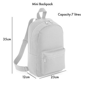 Puede incluir: Una mini mochila gris con un bolsillo frontal con cremallera. Mide 12 cm de ancho, 23 cm de alto y 35 cm de profundidad. Capacidad: 7 litros.